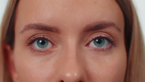 Close-up-Macro-Retrato-De-Belleza-Joven-Hermosa-Mujer-Ojos,-Modelo-Sonriente-Mirando-A-La-Cámara