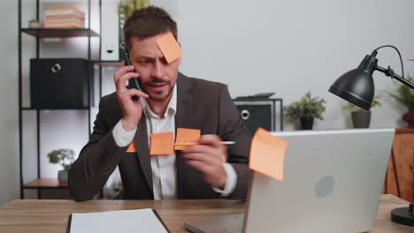 Cansado,-Triste-Y-Exhausto-Hombre-De-Negocios-Trabajando-En-Una-Computadora-Portátil-En-La-Oficina-Con-Muchas-Tareas-Adhesivas,-Ataque-De-Pánico