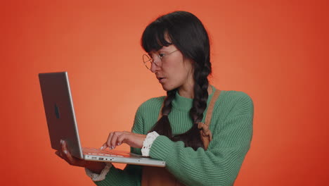 Mujer-Feliz-Trabajando-En-Línea-En-Una-Computadora-Portátil-Mostrando-El-Pulgar-Hacia-Arriba-Comentarios-Positivos-Como-Lotería-Gana-Una-Buena-Oferta