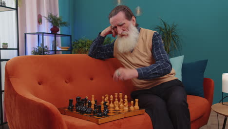 Konzentrierter-älterer-Großvater,-Der-Allein-Schach-Spielt,-Freizeitbrettspiel,-Häusliche-Aktivität-Zu-Hause