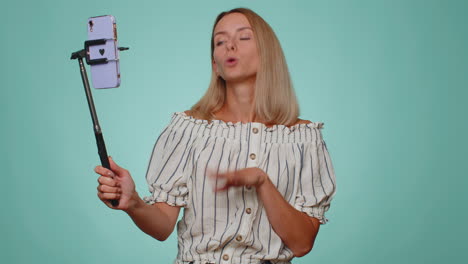 Bloggerin-Macht-Selfie-Auf-Dem-Handy-Selfie-Stick-Und-Kommuniziert-Per-Videoanruf-Online-Mit-Abonnenten