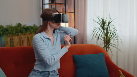 Frau-Nutzt-Virtual-Reality-Headset-Mit-Futuristischer-Technologie,-Um-Zu-Hause-Ein-Simulations-3D-Videospiel-Zu-Spielen