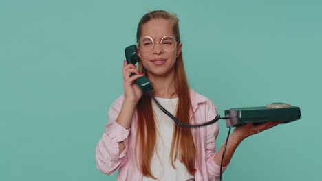 Niña-Adolescente-Loca-Hablando-Por-Teléfono-Vintage-Con-Cable-De-Los-Años-80,-Engañando-Haciendo-Caras-Tontas