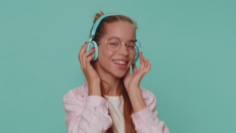 Chica-Feliz-Y-Relajada-Escuchando-Música-Con-Auriculares-Y-Bailando-Discoteca-Jugando-Y-Divirtiéndose