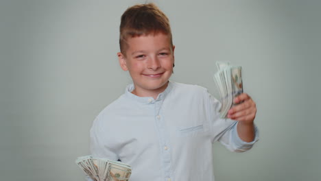 Niño-Pequeño-Con-Dinero-En-Efectivo-Dólar-Celebra-El-Baile,-éxito-En-La-Carrera-Empresarial,-Ganador-Del-Juego-De-Lotería