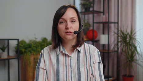 Mujer-Joven-Independiente-Con-Auriculares,-Centro-De-Llamadas-O-Línea-De-Ayuda-Del-Operador-De-Servicios-De-Soporte-Hablando