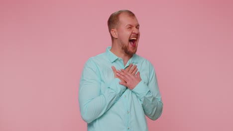 Un-Hombre-Alegre-Riéndose-A-Carcajadas-Después-De-Escuchar-Una-Anécdota-Ridícula,-Una-Broma-Graciosa,-Sintiéndose-Despreocupado-Y-Divertido.