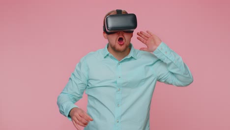 Mann-Nutzt-Virtuelle-Realität,-Futuristische-Technologie,-VR-Headset-Helm,-Um-Ein-Simulations-3D-Videospiel-Zu-Spielen