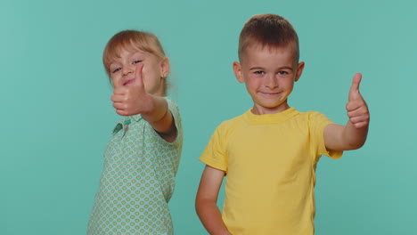 Niños-Pequeños,-Niños-Pequeños,-Hermanos-Varones-Y-Niñas,-Levantan-El-Pulgar,-Me-Gusta,-Están-De-Acuerdo-O-Dan-Una-Respuesta-Positiva