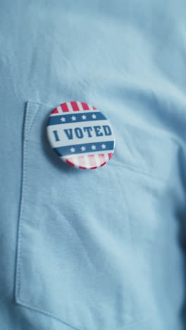 Anonymer-Afroamerikaner-Trägt-Ein-Abzeichen-Mit-Dem-Logo-Der-USA-Flagge-Und-Der-Aufschrift-„Ich-Habe-Gewählt“.-US-Bürger-Im-Wahllokal-Während-Der-Wahlen.-Nationaler-Wahltag-In-Den-Vereinigten-Staaten-Von-Amerika.-Nahaufnahme.