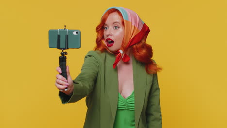 Bloggerin-Macht-Selfie-Auf-Dem-Handy-Selfie-Stick-Und-Kommuniziert-Per-Videoanruf-Online-Mit-Abonnenten