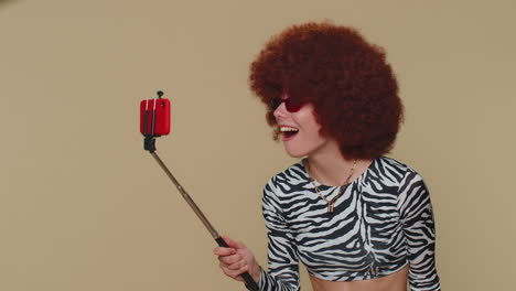 Reisende-Bloggerin-Macht-Selfie-Mit-Selfie-Stick-Auf-Dem-Handy-Und-Kommuniziert-Per-Videoanruf-Online