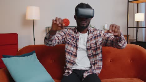 Un-Joven-Usa-Gafas-De-Realidad-Virtual-En-Casa,-Disfrutando-Del-Concepto-De-Vídeo-Moviendo-Las-Manos-En-El-Aire