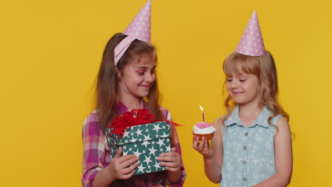 Glückliche-Kinder-Schwestern-Mädchen-Geschwister-Freunde-Feiern-Geburtstag-Pusten-Kuchen-Kerze-Machen-Einen-Wunsch