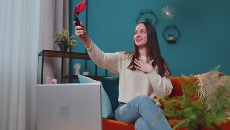 Bloggerin-Influencerin-Macht-Ein-Selfie-Auf-Dem-Smartphone-Und-Erstellt-Zu-Hause-Ein-Virtuelles-Social-Media-Video-Online