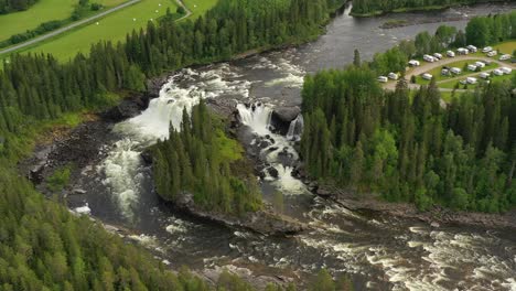 La-Cascada-Ristafallet-En-La-Parte-Occidental-De-Jamtland-Está-Catalogada-Como-Una-De-Las-Cascadas-Más-Hermosas-De-Suecia.