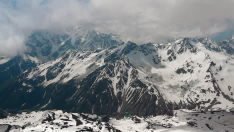 Flug-Durch-Bergwolken-über-Wunderschöne-Schneebedeckte-Gipfel-Von-Bergen-Und-Gletschern.