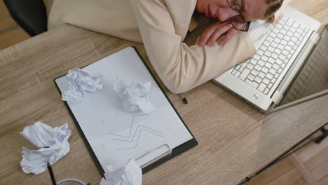 Bored-tired-sleepy-business-woman-falling-asleep-after-routine-work-on-laptop-computer,-office-desk