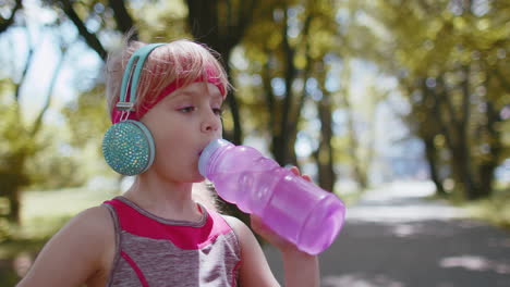 Sportliche-Fitness-Sport-Läufer-Kind-Mädchen-Kind-Trinkwasser-Aus-Der-Flasche-Nach-Dem-Training-Trainieren