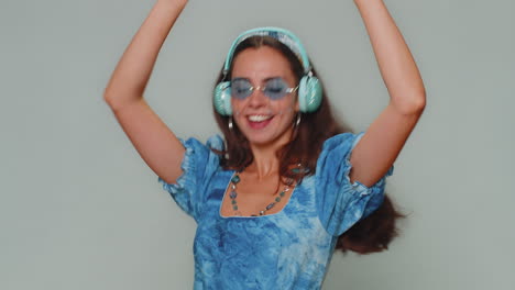 Una-Joven-Feliz-Vestida-De-Princesa-Azul-Escuchando-Música-Y-Bailando-Discoteca-Jugando-Y-Divirtiéndose