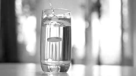 Pastilla-De-Aspirina-Efervescente-En-Un-Vaso-De-Agua.-Tableta-Soluble-Tomada-Con-Cámara-En-Cámara-Súper-Lenta-De-1000-Fps.