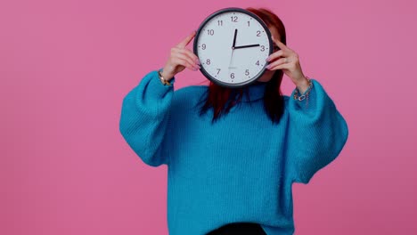 Mujer-Joven-Sosteniendo-El-Reloj,-Escondiéndose,-Comprobando-La-Hora-Del-Reloj,-Llegando-Tarde-Al-Trabajo-Con-Retraso