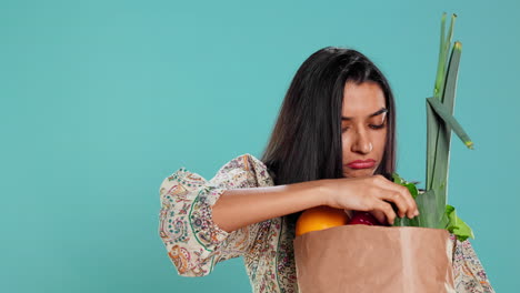 Persona-Inspeccionando-Comestibles-Después-De-Comprarlos-En-Una-Tienda-Sin-Desperdicio.