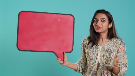 Mujer-Sosteniendo-Un-Signo-De-Burbuja-De-Discurso-Rojo-De-Espacio-Vacío-Para-Copiar-El-Mensaje