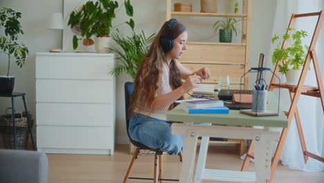 Mujer-Enfocada-Aprendiendo-Auriculares-Portátiles-En-Línea