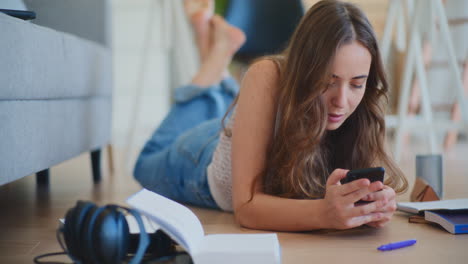 Positive-Frau-Beim-Online-Shopping