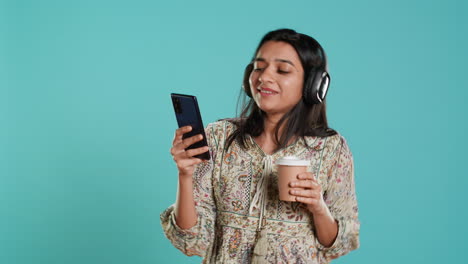 Mujer-Alegre-Escuchando-Música,-Cantando-Letras-Desde-La-Pantalla-Del-Teléfono