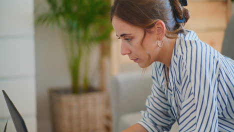 Mujer-De-Negocios-Trabajando-Desde-Casa-En-La-Computadora-Portátil