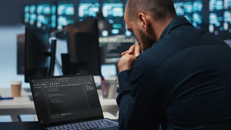 Científico-Informático-Que-Supervisa-Los-Servidores-Del-Centro-De-Datos,-Escribiendo-Código-En-Una-Computadora-Portátil