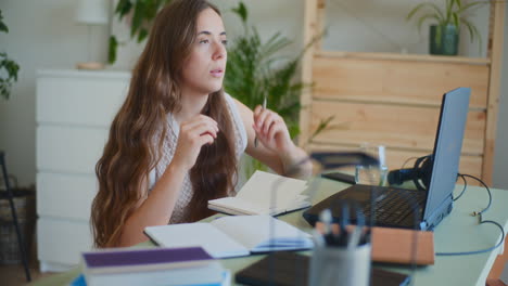 Studentin-Studiert-Zu-Hause