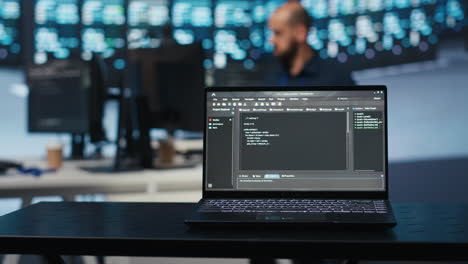 Primer-Plano-De-Líneas-De-Código-En-La-Pantalla-Del-Portátil-En-La-Instalación-De-Almacenamiento-De-Datos