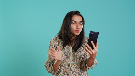 Mujer-Irritada-Peleando-Con-Amigos-Durante-Una-Videollamada-Con-Teléfono-Inteligente