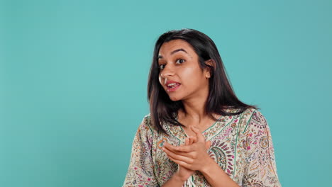 Portrait-of-jealous-woman-mockingly-clapping-hands