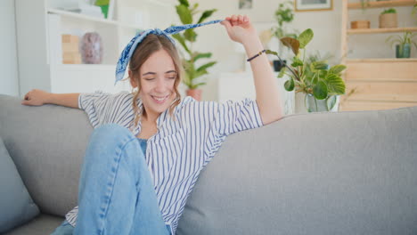 Positive-Frau-Mit-Strahlendem-Lächeln-Auf-Dem-Sofa