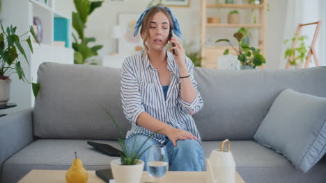 Mujer-Solitaria-Expresando-Tristeza-Durante-Una-Llamada-Telefónica-En-Casa