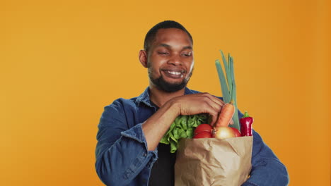 Hombre-Afroamericano-Presentando-Una-Manzana-Verde-Recién-Cosechada