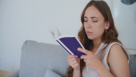 Mujer-Enfocada-Relajándose-Y-Leyendo-Un-Libro