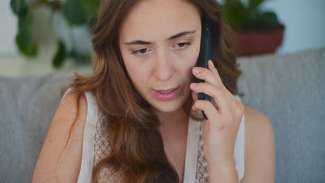 Frau-Telefoniert-Mit-Dem-Handy