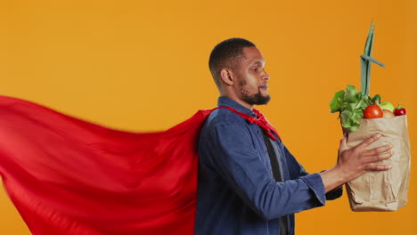 Afroamerikanischer-Typ-Posiert-Als-Superheld-Mit-Frischen,-Reifen-Produkten