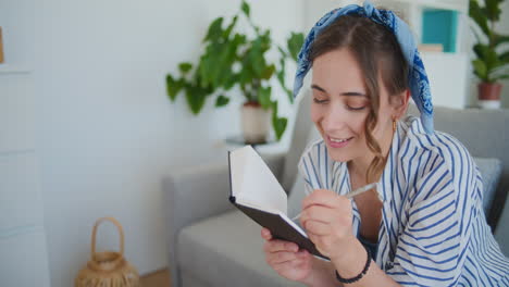 Mujer-Positiva-Escribiendo-Objetivos-De-Vida