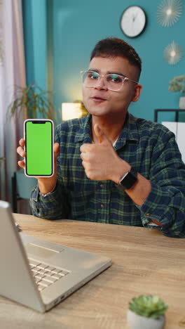 Indischer-Geschäftsmann-Hält-Smartphone-Mit-Greenscreen-Chroma-Key-Modell,-Empfiehlt-Gute-Anwendung