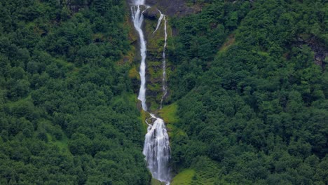 Hermosa-Naturaleza-De-Noruega.-Una-Cascada-De-Montaña-De-Un-Glaciar-En-Lo-Alto-De-Las-Montañas-De-Noruega.