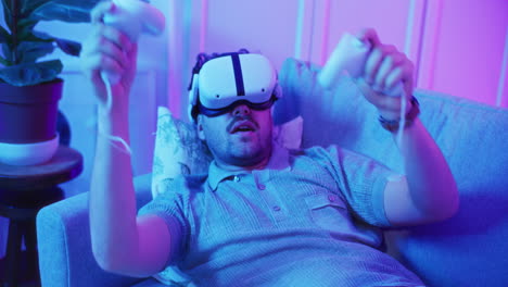 El-Hombre-Mira-La-Película-Con-Gafas-VR.