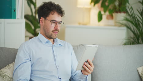 Zuversichtlich-Geschäftsmann-Leitet-Unternehmen-Mit-Tablet