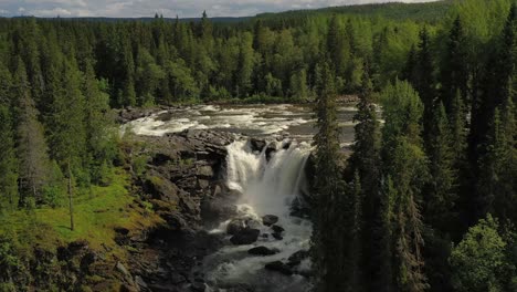 La-Cascada-Ristafallet-En-La-Parte-Occidental-De-Jamtland-Está-Catalogada-Como-Una-De-Las-Cascadas-Más-Hermosas-De-Suecia.