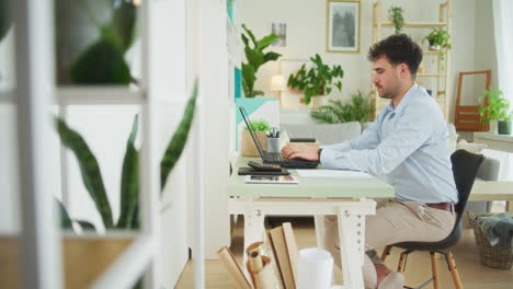 Zuversichtlich-Geschäftsmann-Arbeitet-Am-Laptop